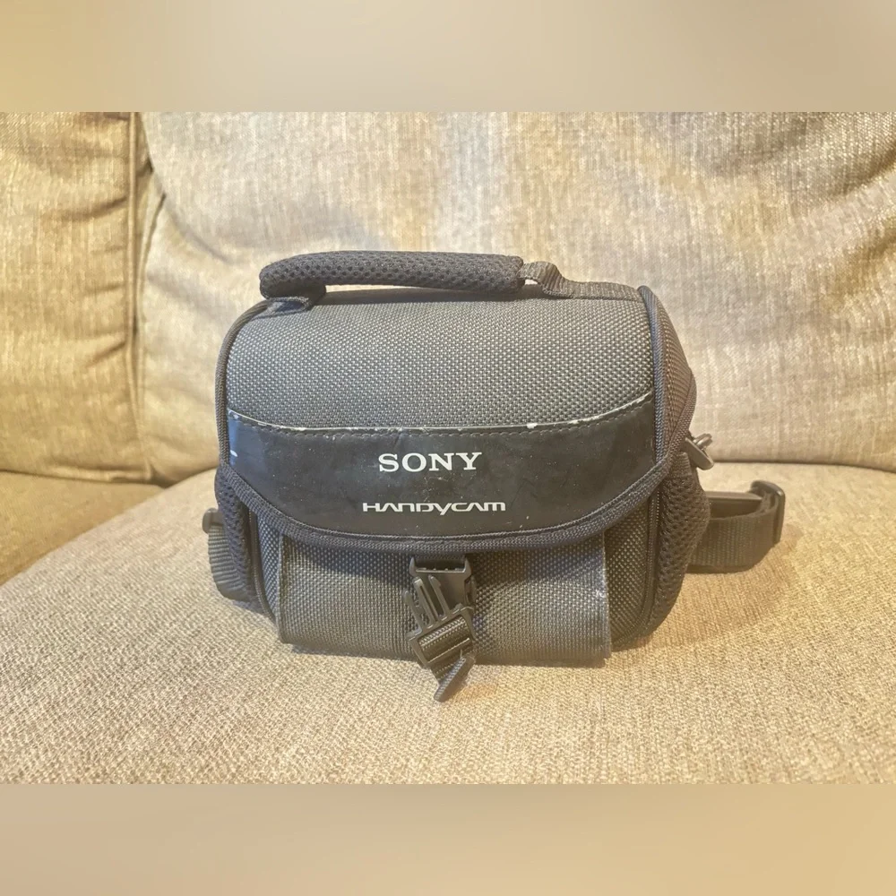 NEW: Sony Handycam Camcorder DCR- DVD505 w/ Carry Case, Battery, Charging Cable